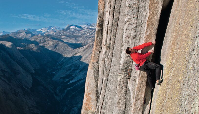 Höher – schneller – weiter – gefährlicher? Nachdem Alex Honnold 2008 die erste Freesolo-Begehung der Regular-Northwest-Route gelungen war, setzte er 2012 mit einer Begehungszeit von 1:22 Stunden auch einen neuen Geschwindigkeitsrekord. Ist in solchen Aktionen ein gefährliches Suchtverhalten erkennbar? Foto: Jimmy Chin