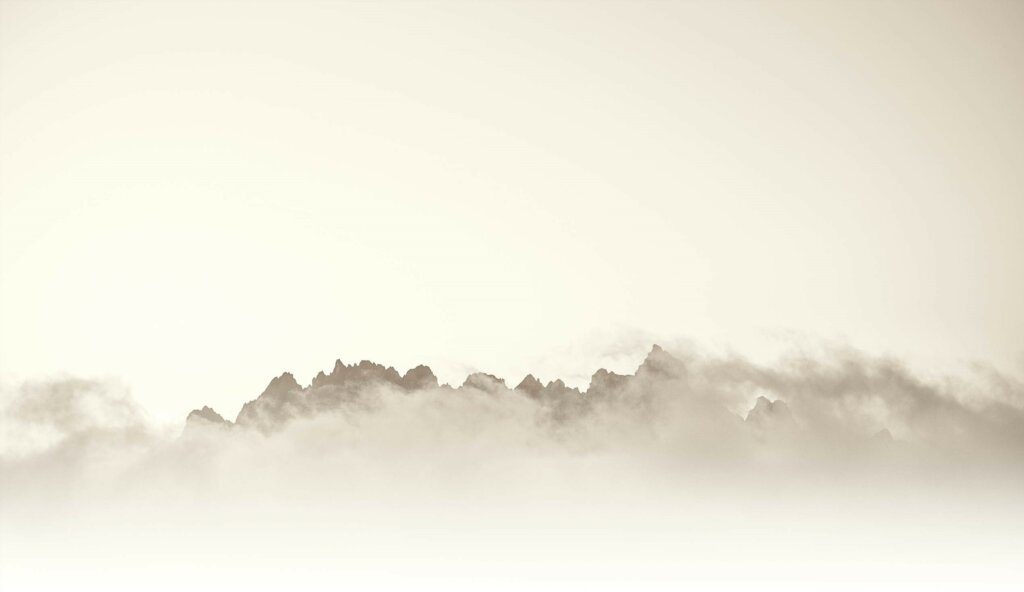Berge im Nebel schwarz weiß
