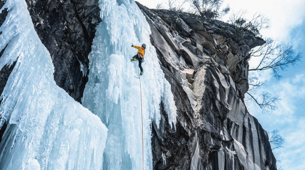 Hannes Lemayr im Vorstieg in der fragilen Eissäule. Wenige Stunden nach der Begehung kollabierte die Eissäule. Foto: Daniel Ladurner