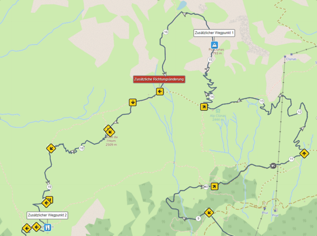 Fig. 3: TBT Navigation in Plotaroute.com mittels OpenStreetMap
Automatisch generierte TBT Anweisungen bei ‘kritischen’ Wegkreuzungen (meist Abzweigungen in gleichrangige oder niederrangigere Wege). Die gelb hinterlegten Pfeile symbolisieren die Richtungsänderung auf der Karte in Bewegungsrichtung. Benutzerdefinierte ‘Zusätzliche Richtungsänderung’ (erscheint als TBT Anweisung mit Richtungspfeil) und benutzerdefinierter ‘Zusätzlicher Wegpunkt 1/2’ (aufgelistet mit Symbol in UP AHEAD) werden von Garmin Fenix 7 / Epix 2 GPS Uhren angezeigt.
