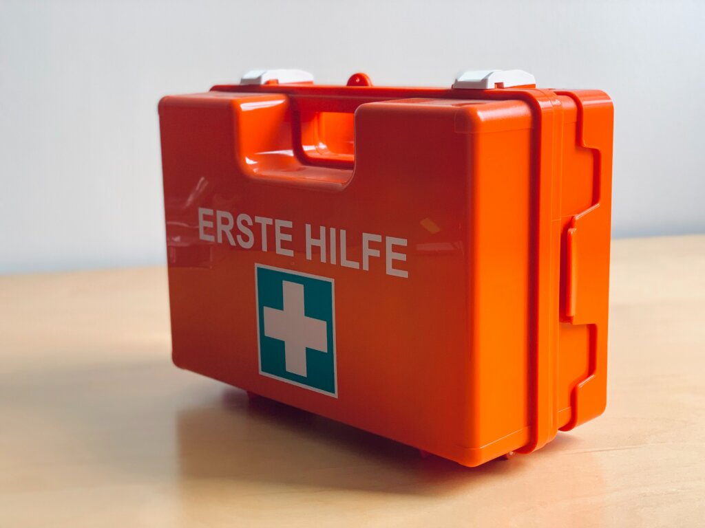 Erste Hilfe Materialien. Foto: Ploegerson auf Unsplash
