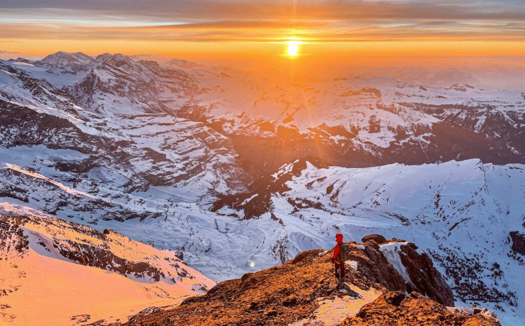 Abstieg vom Eiger über den Westgrat bei Sonnenuntergang
