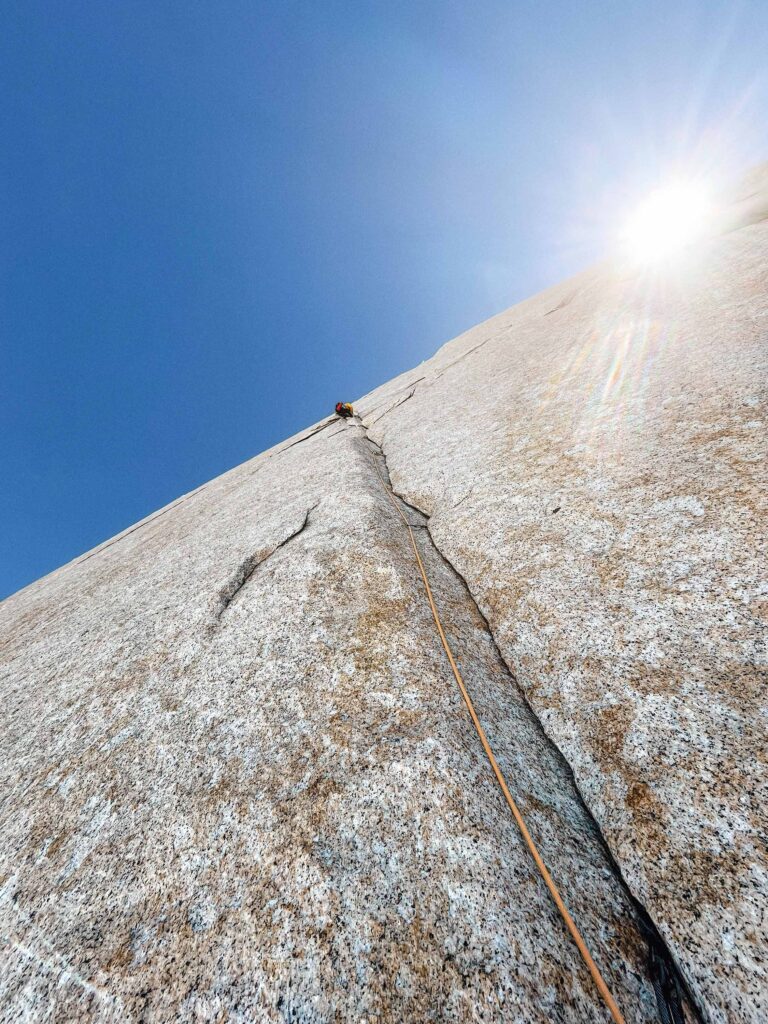 Thomas Bukowski in den steilen Splitter Cracks der El Corazón
