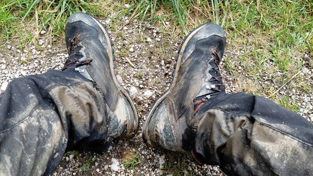dreckige wanderschuhe