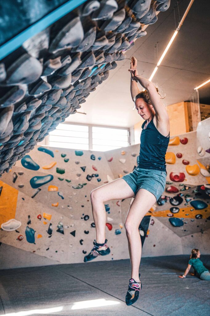Absprung Bouldern mit Blick auf den Boden