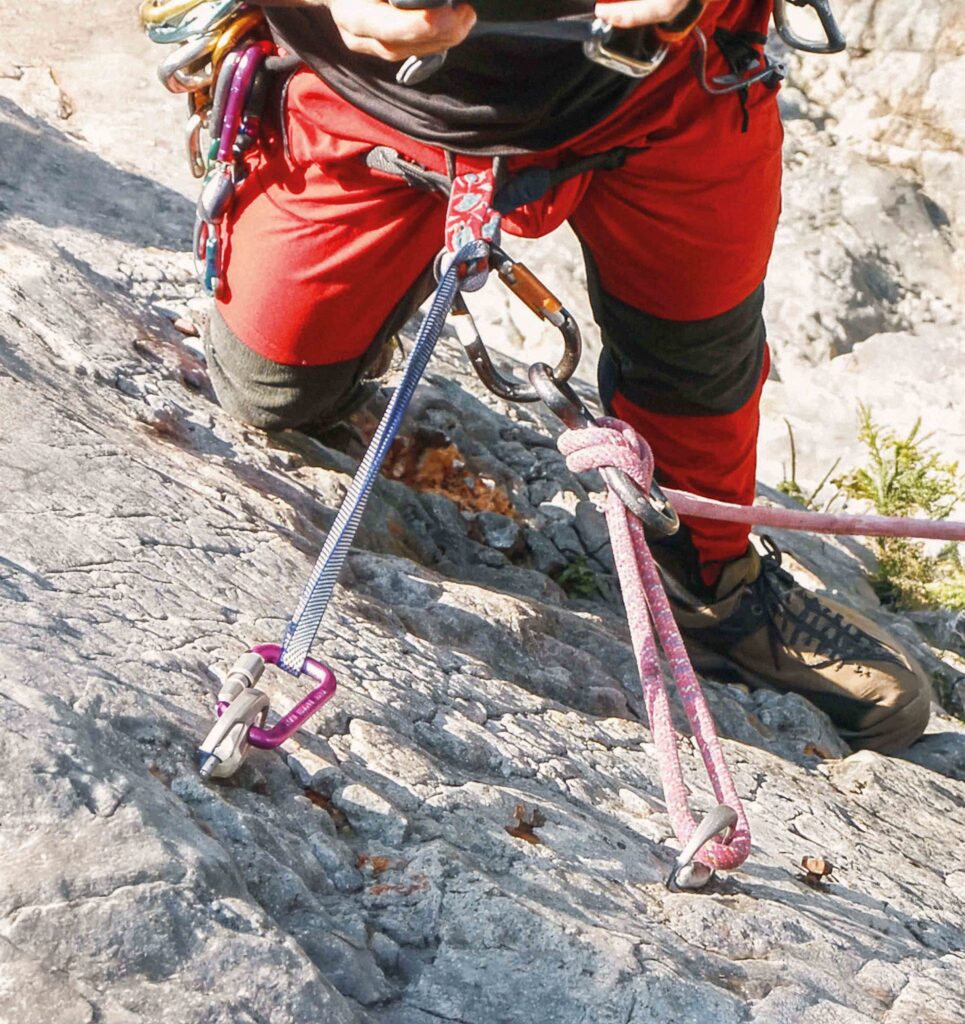 Beim Überklettern des IQ-Hakens kann sich das Seil aushängen. Foto: Franz Deisenberger