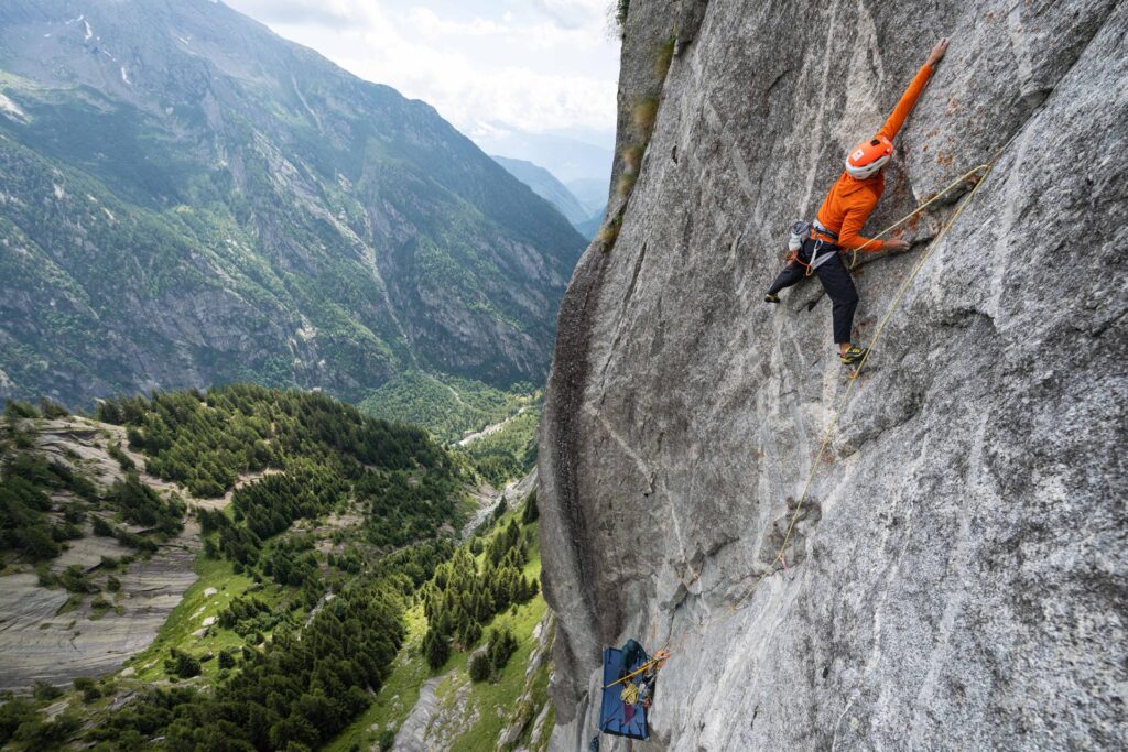 Jonas Schild in der Route Joy Division oberhalb des Portalegde