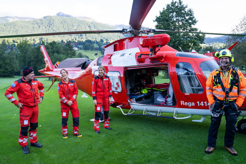 Die Standardbesatzung der Schweizerischen Rettungsflugwacht: Pilot, Paramedic, Notärztin und Bergretter. Foto: Mammut / Baschi Bender 
