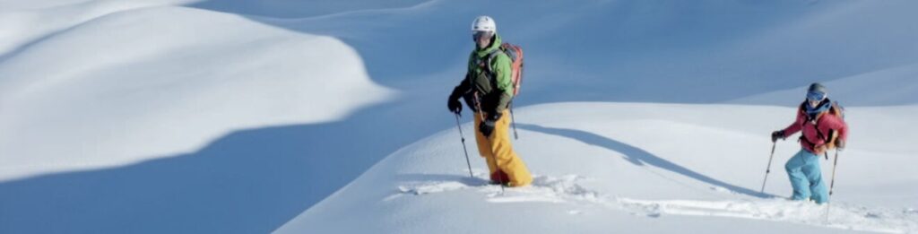 Tourengeher im Gelände mit Lawinen-Rucksack