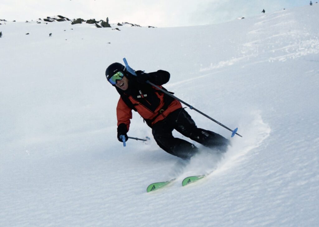 Bennie und sein Airbag haben Spaß im Gelände.