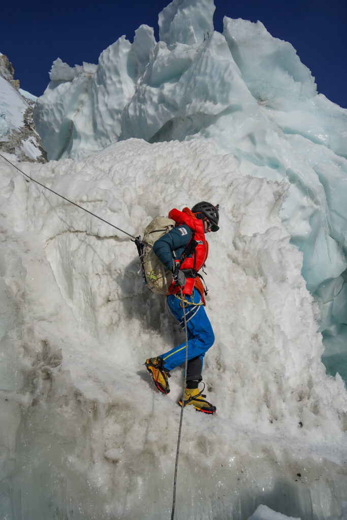 Tyler Andrew mit Steigeisen und Seilsicherung am Gletscher