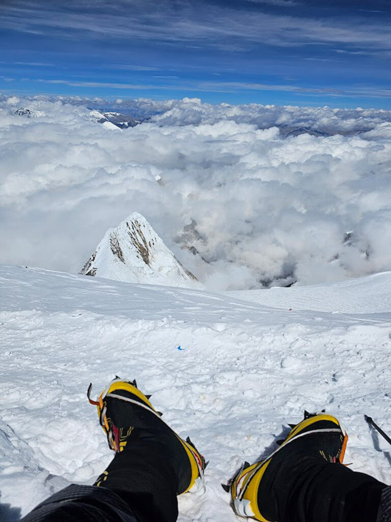 Tyler Andrew mit Steigeisen am Berg