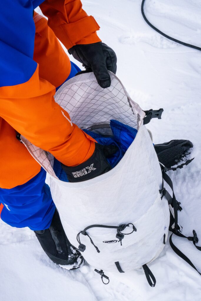 Abriebfester, reißfester und wasserdichter: Beim Ultra™ der Firma Challenge Sailcloth werden die UHMW-PE-Fasern mit Polyester-Ripstop zu einem Gewebe verarbeitet und anschließend auf eine wasserdichte Polyesterfolie laminiert. Foto: Mammut/ Bachi Bender