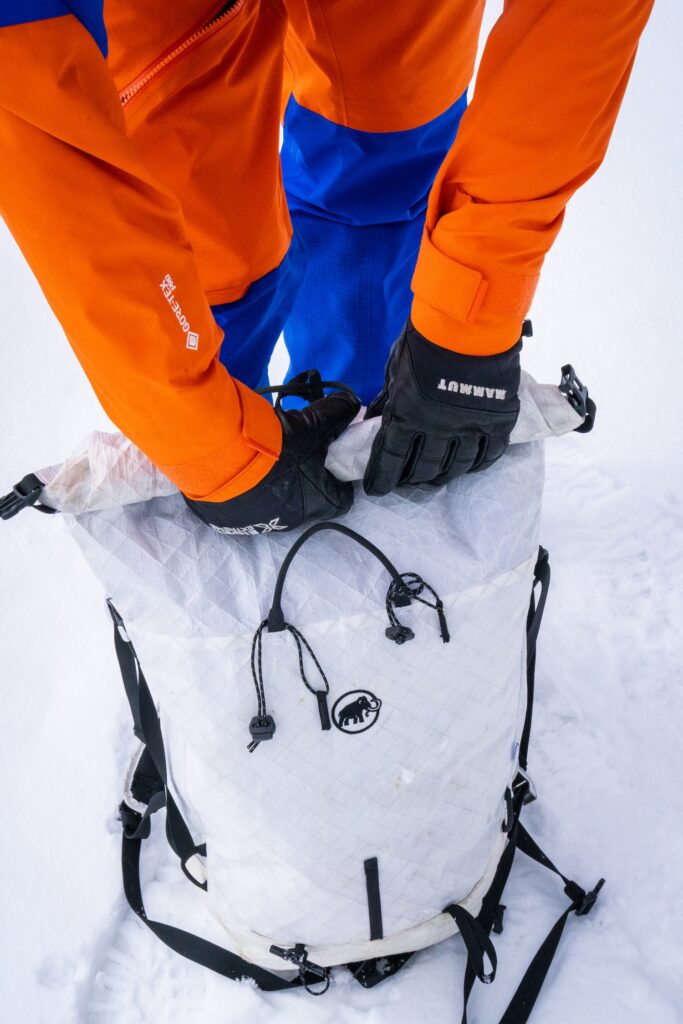 Nicht nur auf hoher See: UHMW-PE hat auch bei der Rucksackherstellung Einsatz gefunden. Foto: Mammut/Baschi Bender
