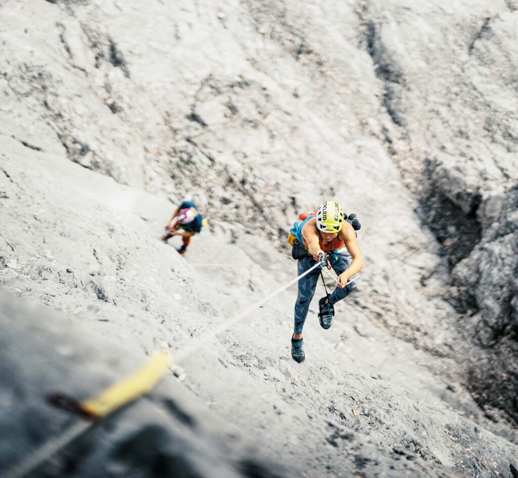 Amelie Kühne beim Aufstieg zum Highpoint einer Erstbegehung. 