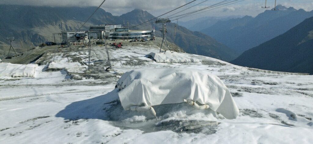 Gletscherschigebiete „isolieren“ Schnee und Eis durch Abdecken mit Folien.