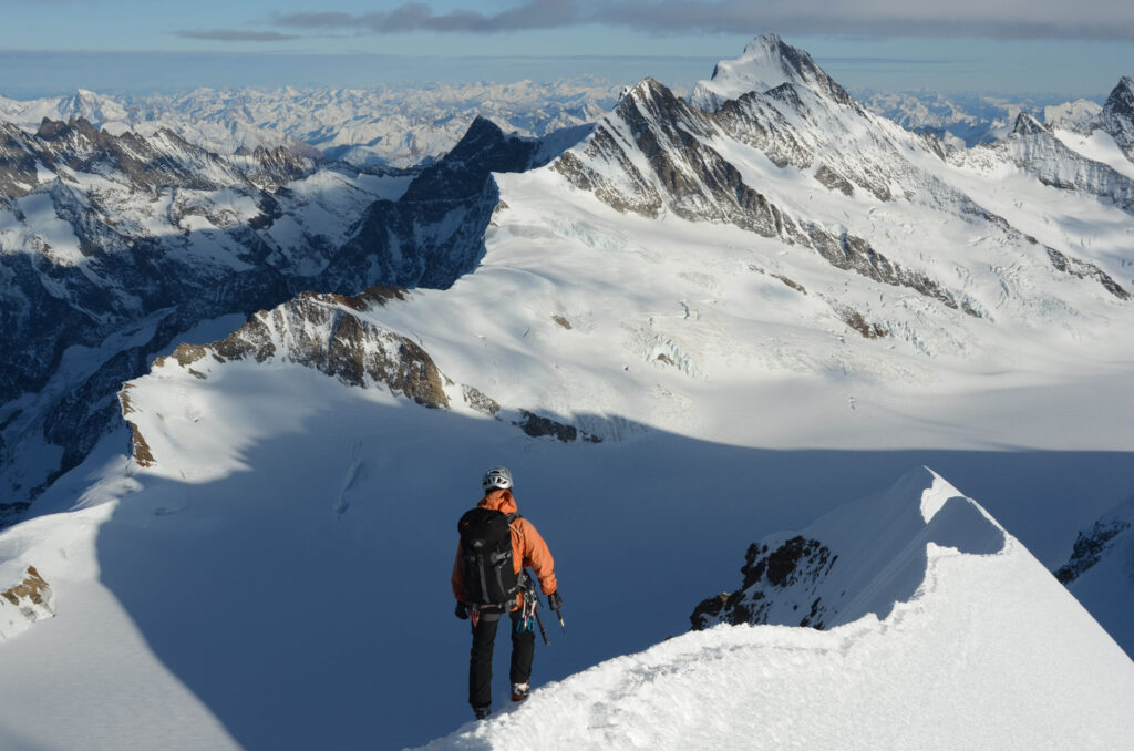 Bergsteiger beim winterlichen Abstieg vom Mönch