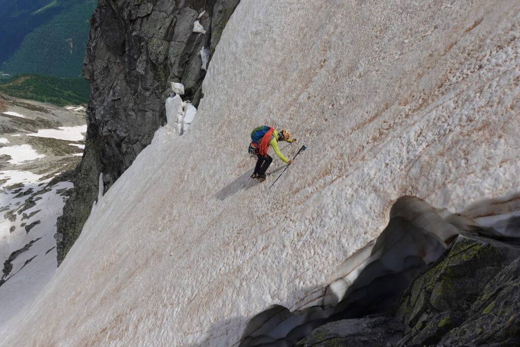 Mit Zustiegsschuhen und Leichtsteigeisen auf steilem, hartem Schnee im Piansecco-Gebiet, Tessin.