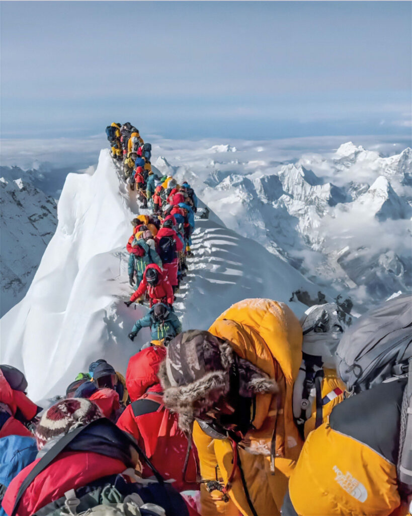 Schlangestehen auf dem Gipfelgrat des Mount Everest