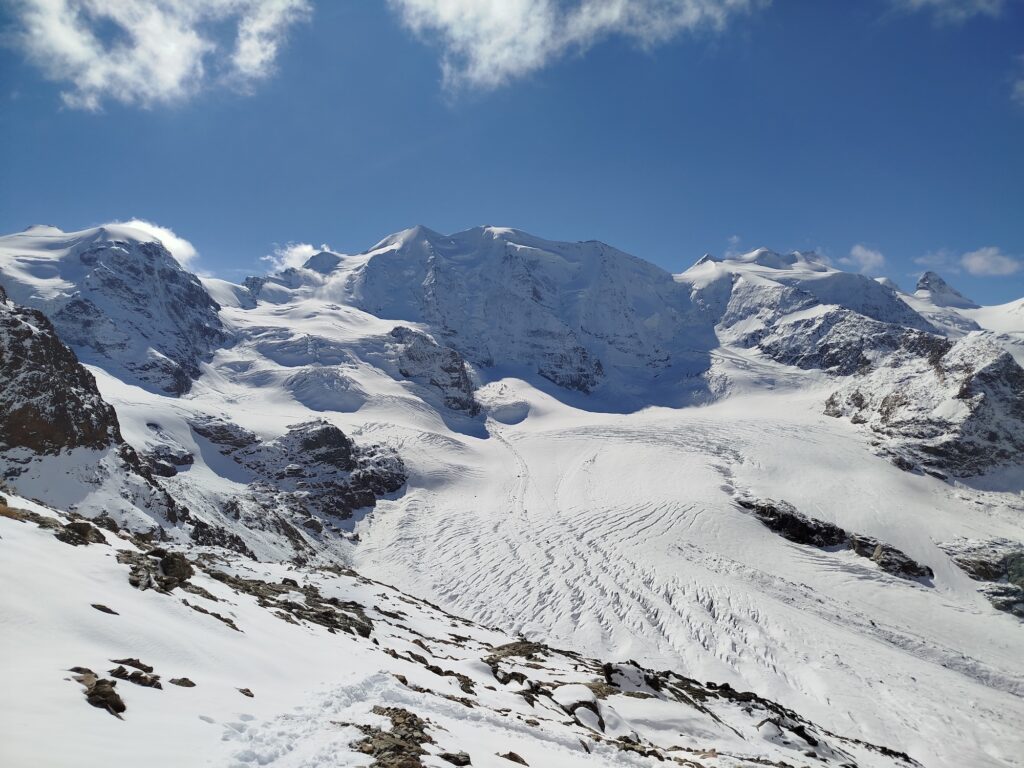 Der Pers-Gletscher ist ein Schweizer Gletscher, der durch Lawinen stark mit Schnee versorgt wird (Graubünden, Schweiz, Oktober 2025). Foto: Marin Kneib