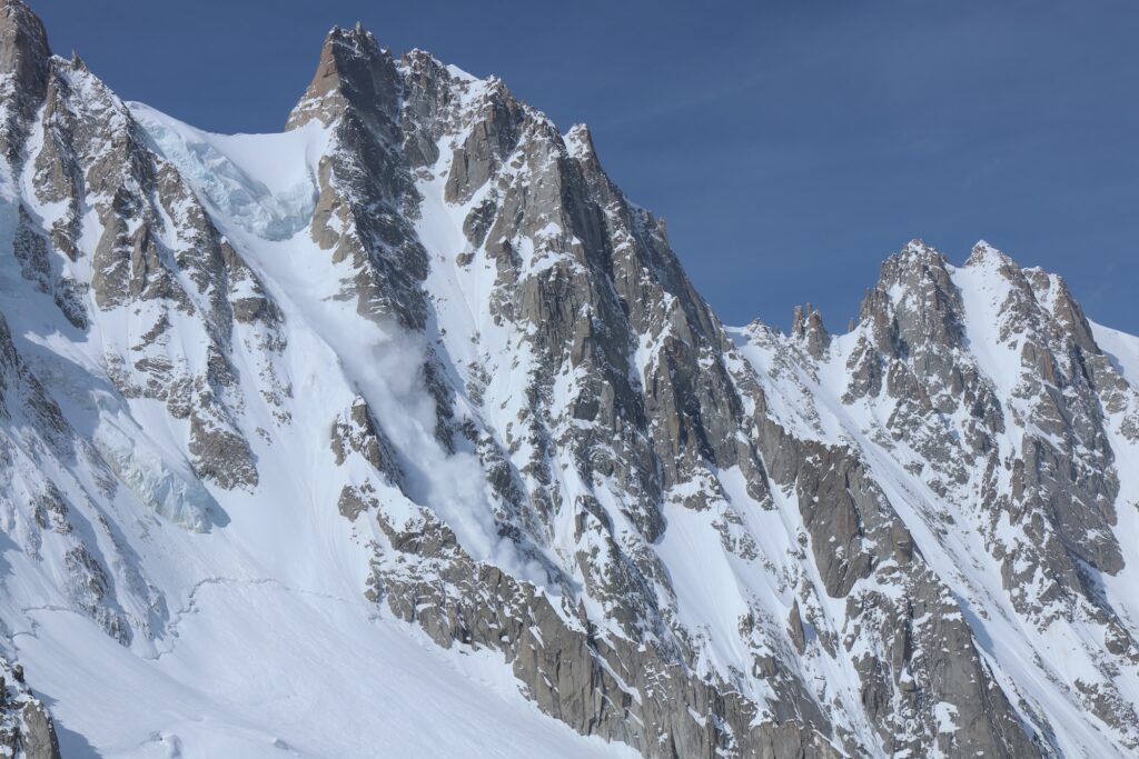 Große Lawine, die auf den Argentière-Gletscher stürzt (Frankreich, Mai 2023). Foto: Bruno Jourdain