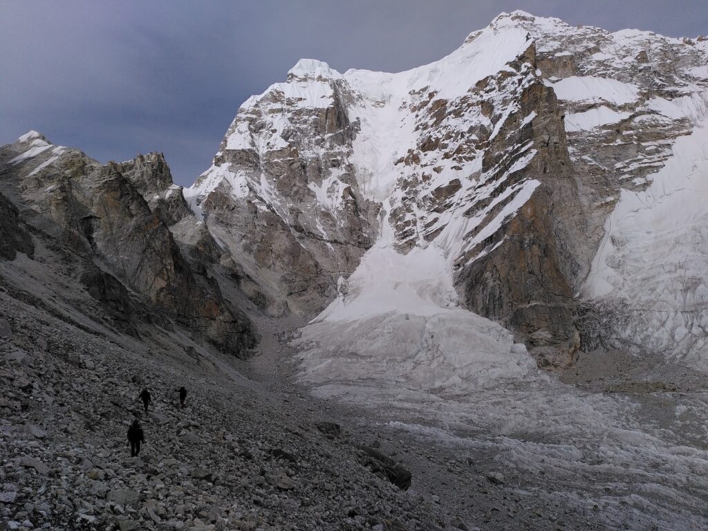 Das wissenschaftliche Team nähert sich dem Changri Nup-Gletscher, der stark von Lawinen gespeist wird (Nepal, Dezember 2023). Foto: Marin Kneib