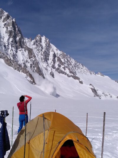 Große Lawine auf dem Argentière-Gletscher, gesehen vom Basislager aus (Frankreich, Mai 2023). Foto: Marin Kneib