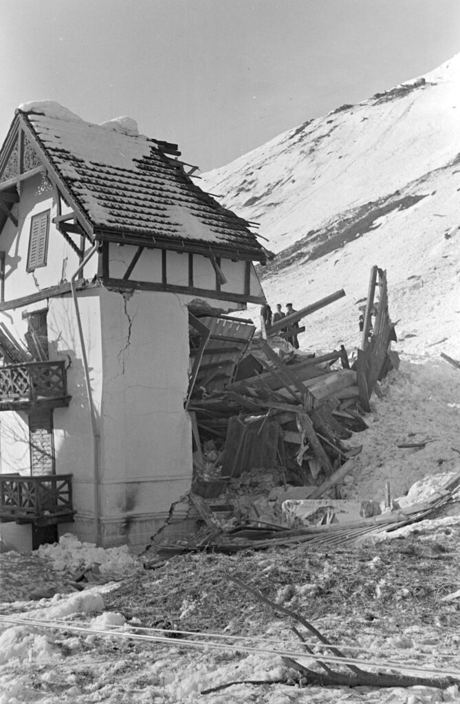Von einer Lawine zerstörtes Gebäude in Vals im Lawinenwinter 1951. Foto: Edward La Chapelle / SLF