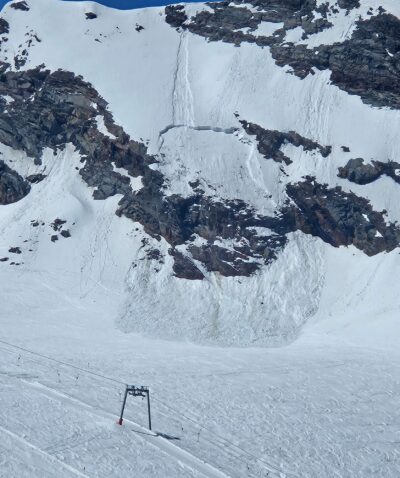 Hier hat eine Lockerschneelawine auch noch ein Schneebrett ausgelöst: Lockerschneelawinen können – genau wie Regen oder Schneefall – die für eine Bruchinitiierung nötige Zusatzlast darstellen. (©Franz Tanzer)