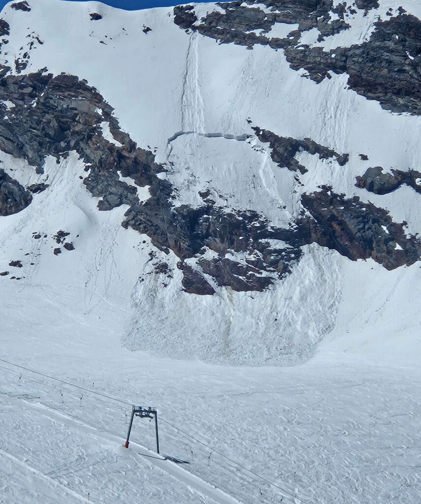 Hier hat eine Lockerschneelawine auch noch ein Schneebrett ausgelöst: Lockerschneelawinen können – genau wie Regen oder Schneefall – die für eine Bruchinitiierung nötige Zusatzlast darstellen. (©Franz Tanzer)