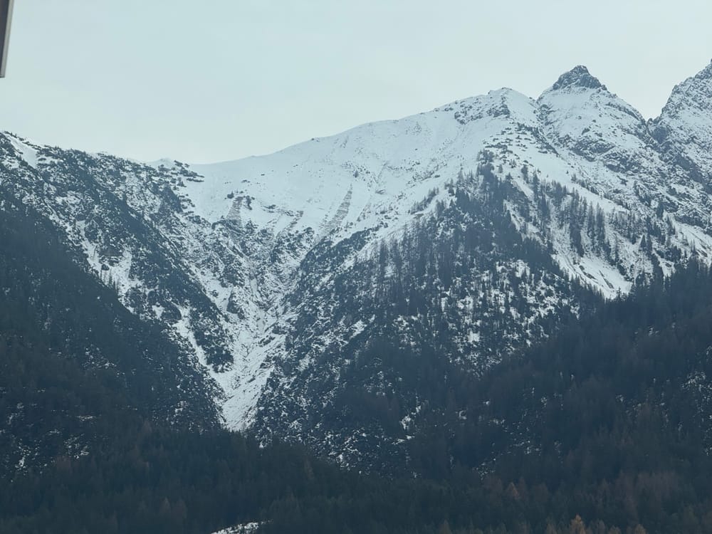 Wenn die Schneedecke wie hier im Bild bindungslos – also komplett aufbauend umgewandelt oder vollständig durchfeuchtet - ist, können Lockerschneelawinen auf ihrem Weg die gesamte Schneedecke mitreißen und große Ausmaße erreichen. (©LWD Tirol)