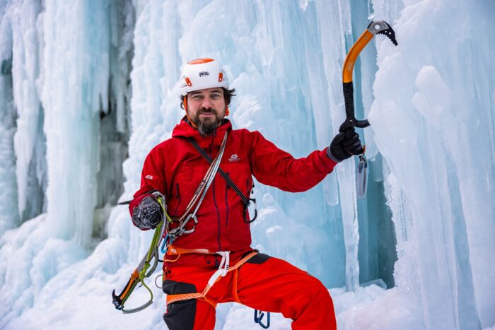 Markus Hofbauer beim Eisklettern. Foto: PETZL