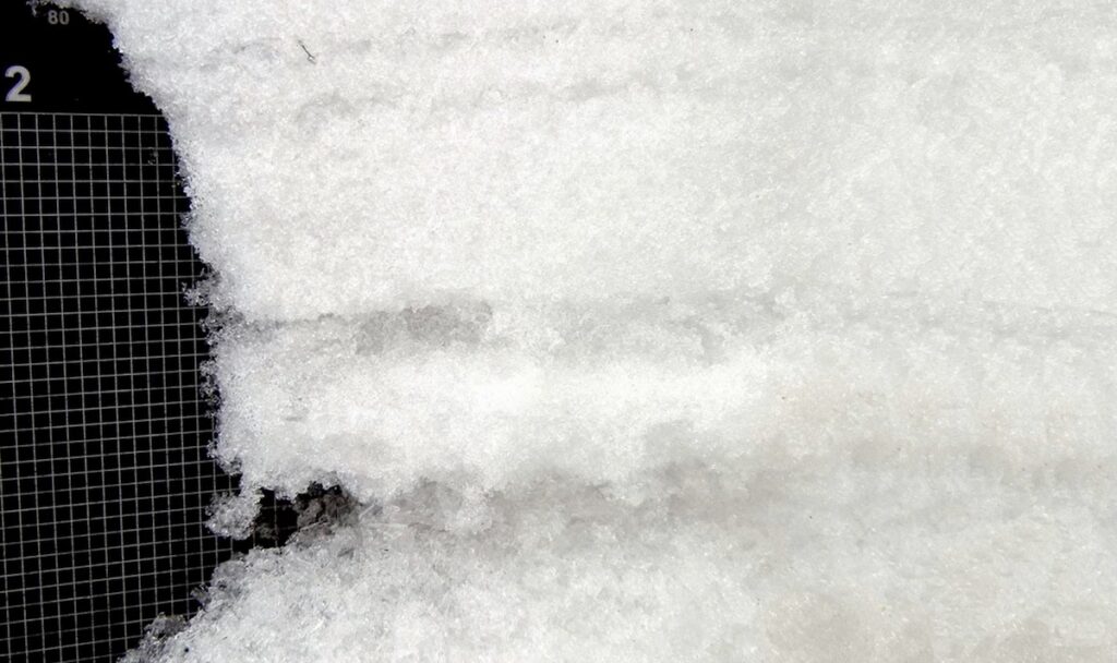 Unter- und oberhalb von durch Regeneinfluss entstehenden Schmelzkrusten bilden häufig kantige aufgebaute Schwachschichten aus. Im Bild sieht man die beiden durscheinenderen Schichten ober- und unterhalb der Kruste. (©LWD Tirol)