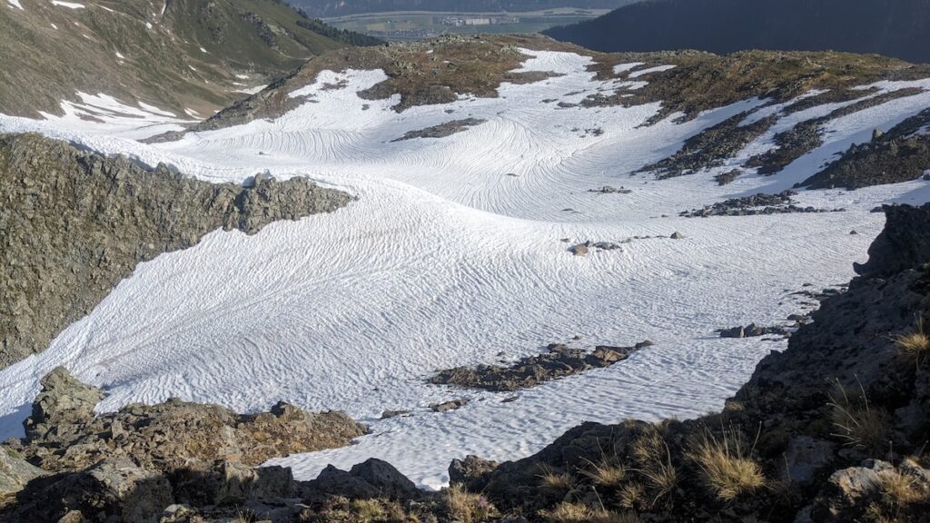 Eine vom Regen stark beeinflusste Schneedecke. Der Niederschlag wirkt in erster Linie als Zusatzlast und ist damit potentiell verantwortlich für die Bruchinitiierung. (©LWD Tirol)