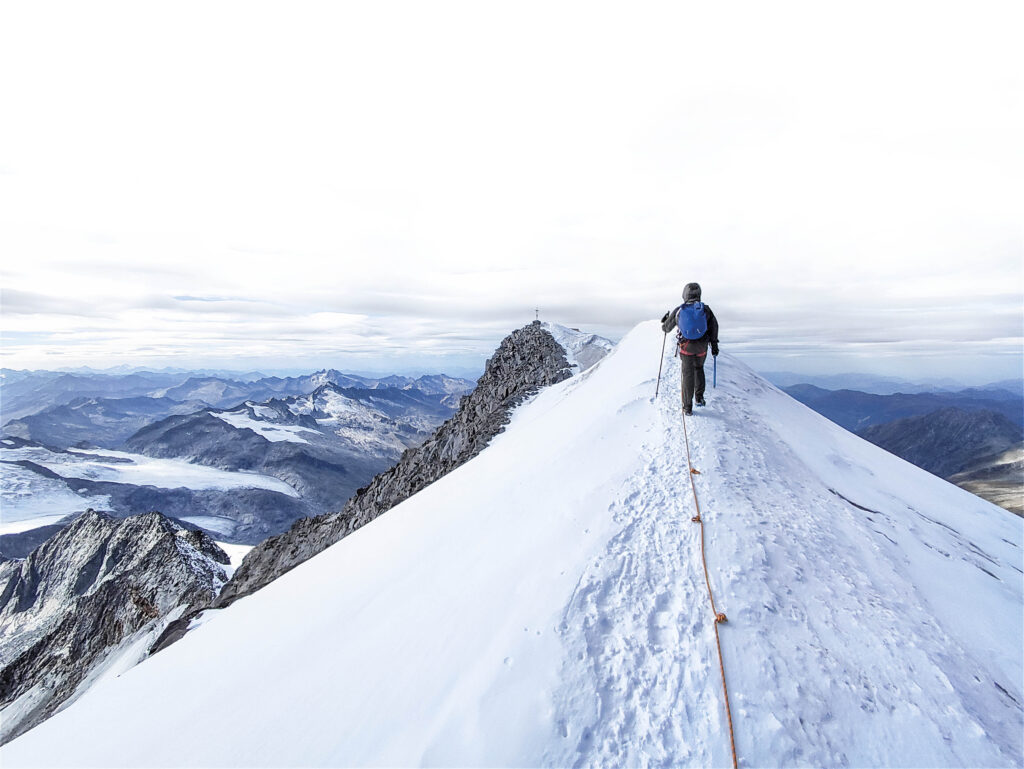 Gratüberquerung beim winterlichen bergsteigen mit Kind