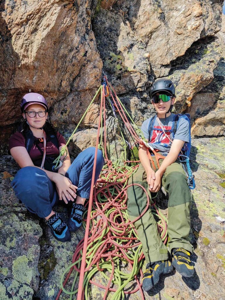 Jugendliche beim Klettern am Standplatz