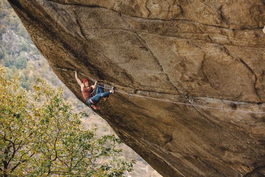 Babsi Zangerl beim Trad Klettern im Rissklassiker „Greenspit“ (8b+) im Valle dell’Orco