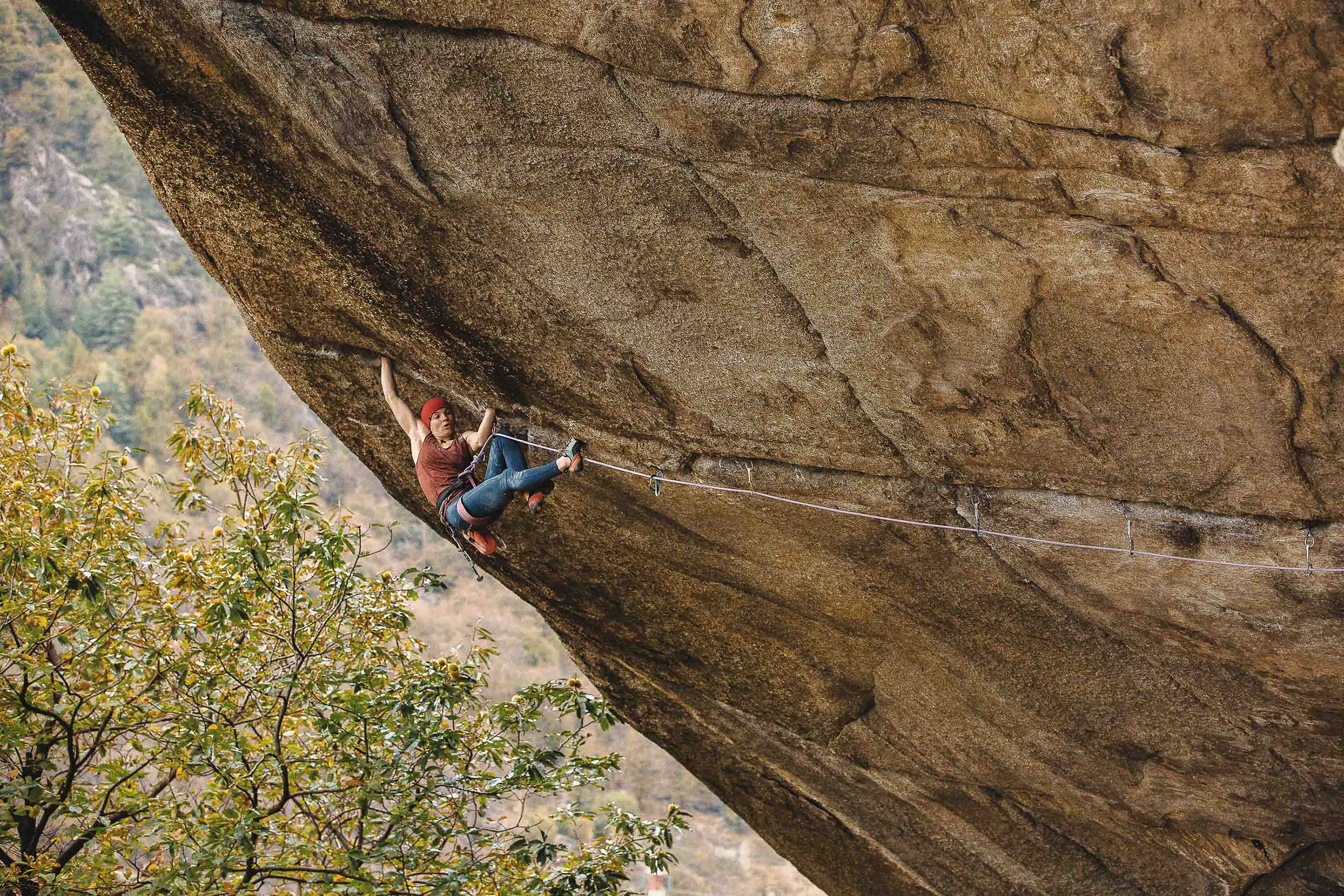 Babsi Zangerl beim Trad Klettern im Rissklassiker „Greenspit“ (8b+) im Valle dell’Orco