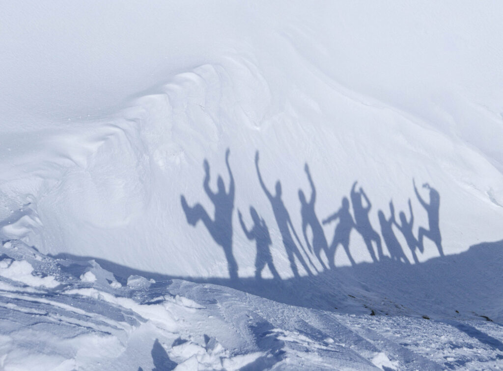 Schatten von Menschen im Schnee
