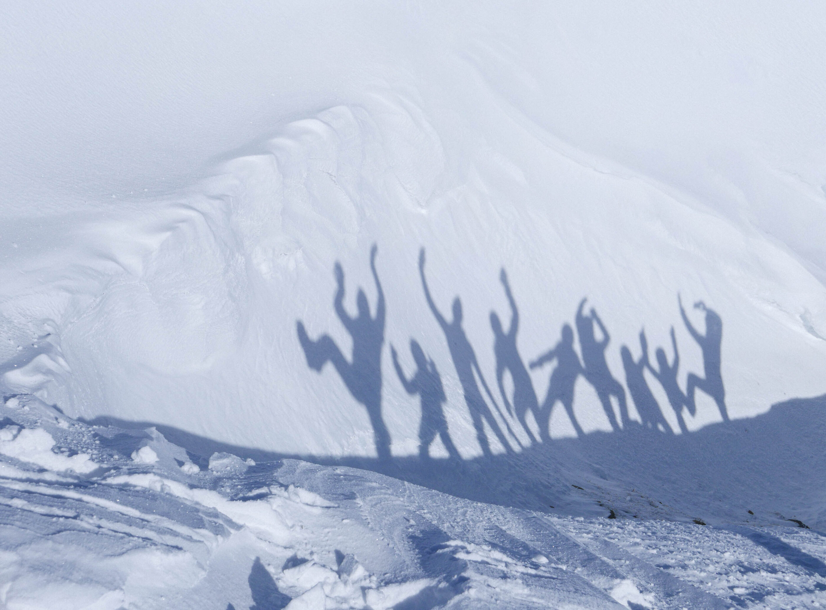 Schatten von Menschen im Schnee
