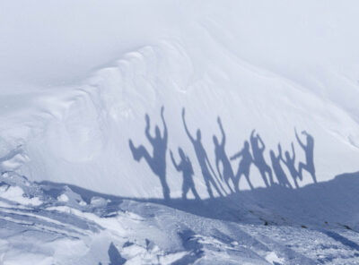 Schatten von Menschen im Schnee