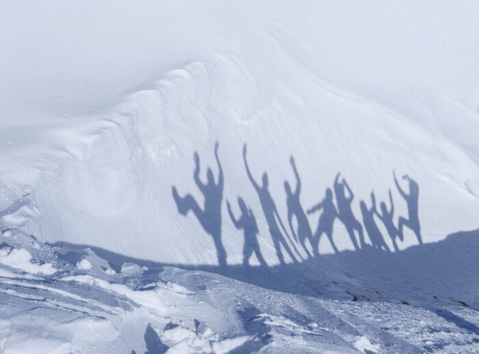 Schatten von Menschen im Schnee