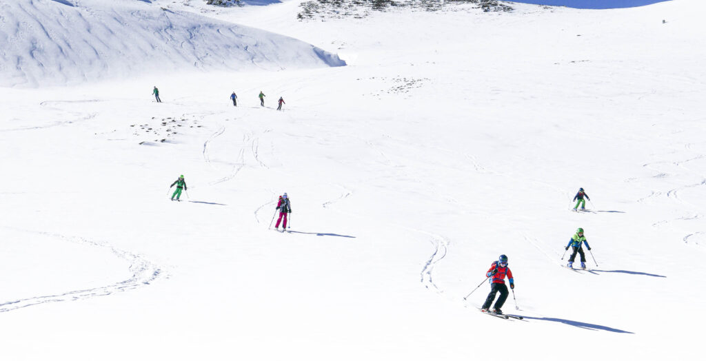 Skigruppe im freie Gelände