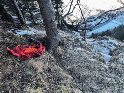 Um Baum gelegte Dyneemaschlinge zur Fixierung des Seilstranges.