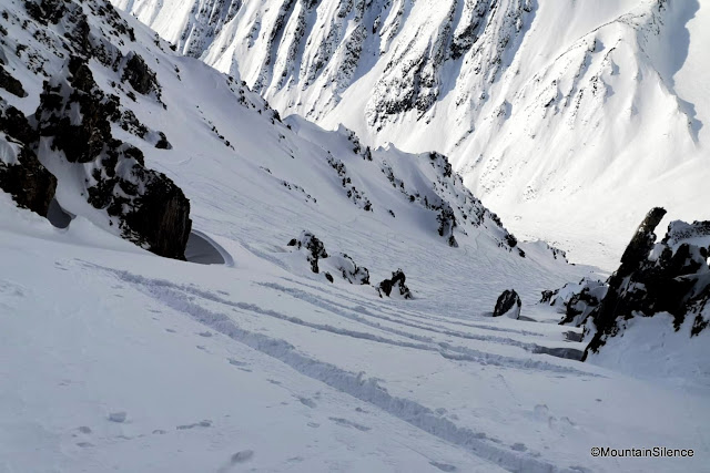 Mäßig verspurte Rinne im Hintergrund, daneben eine Rinne nur mit unserer Spur