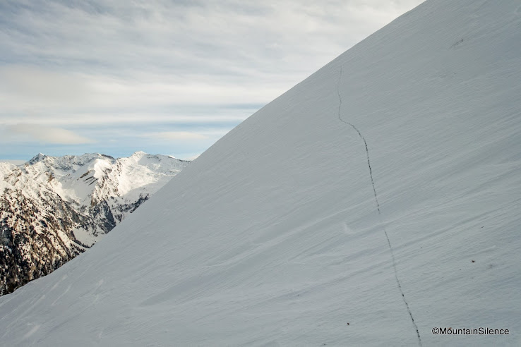 Rissbildung in der Schneedecke. Spröder, störanfälliger Triebschneepakete. 