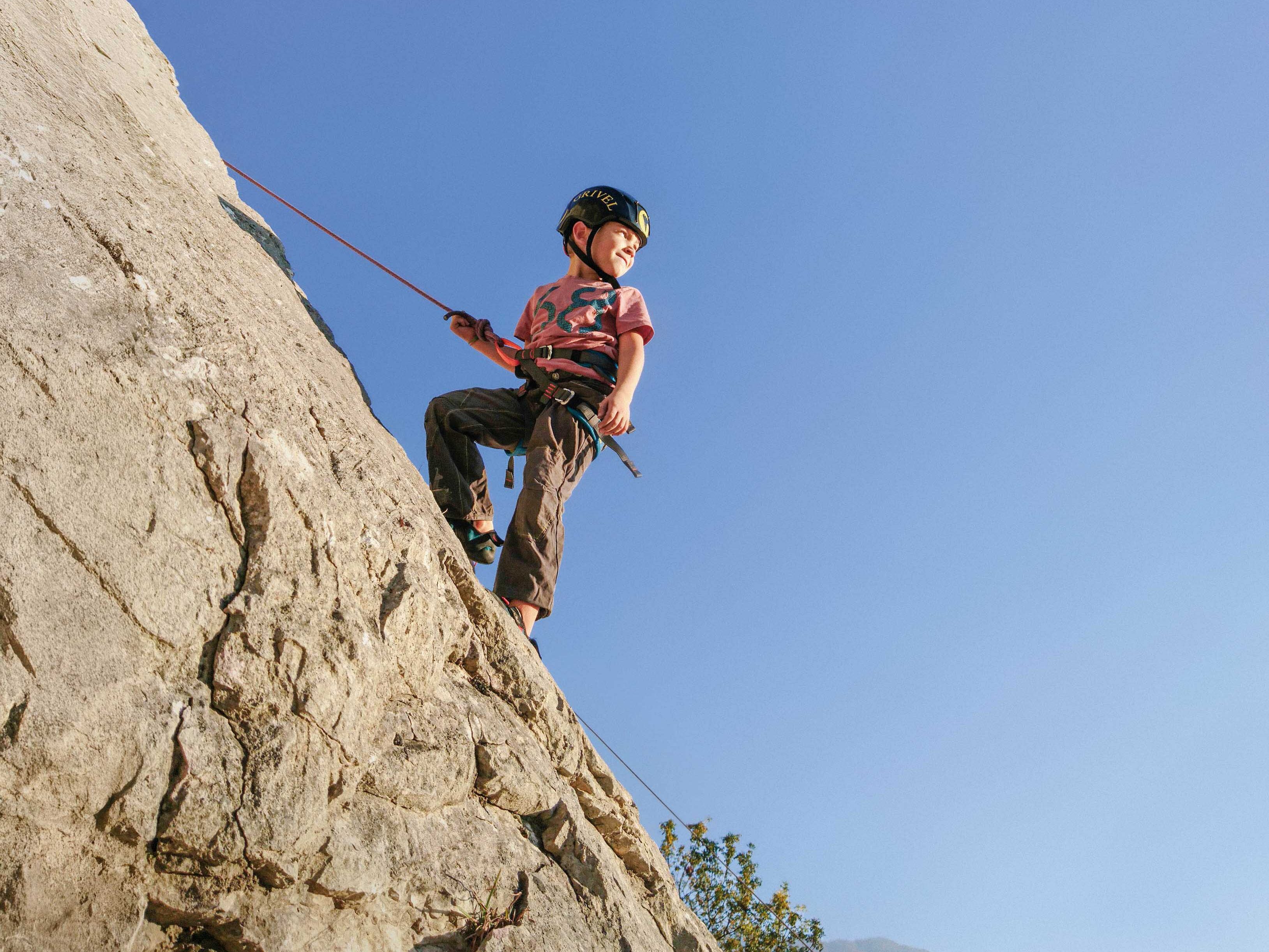 Kind beim Toprope Klettern