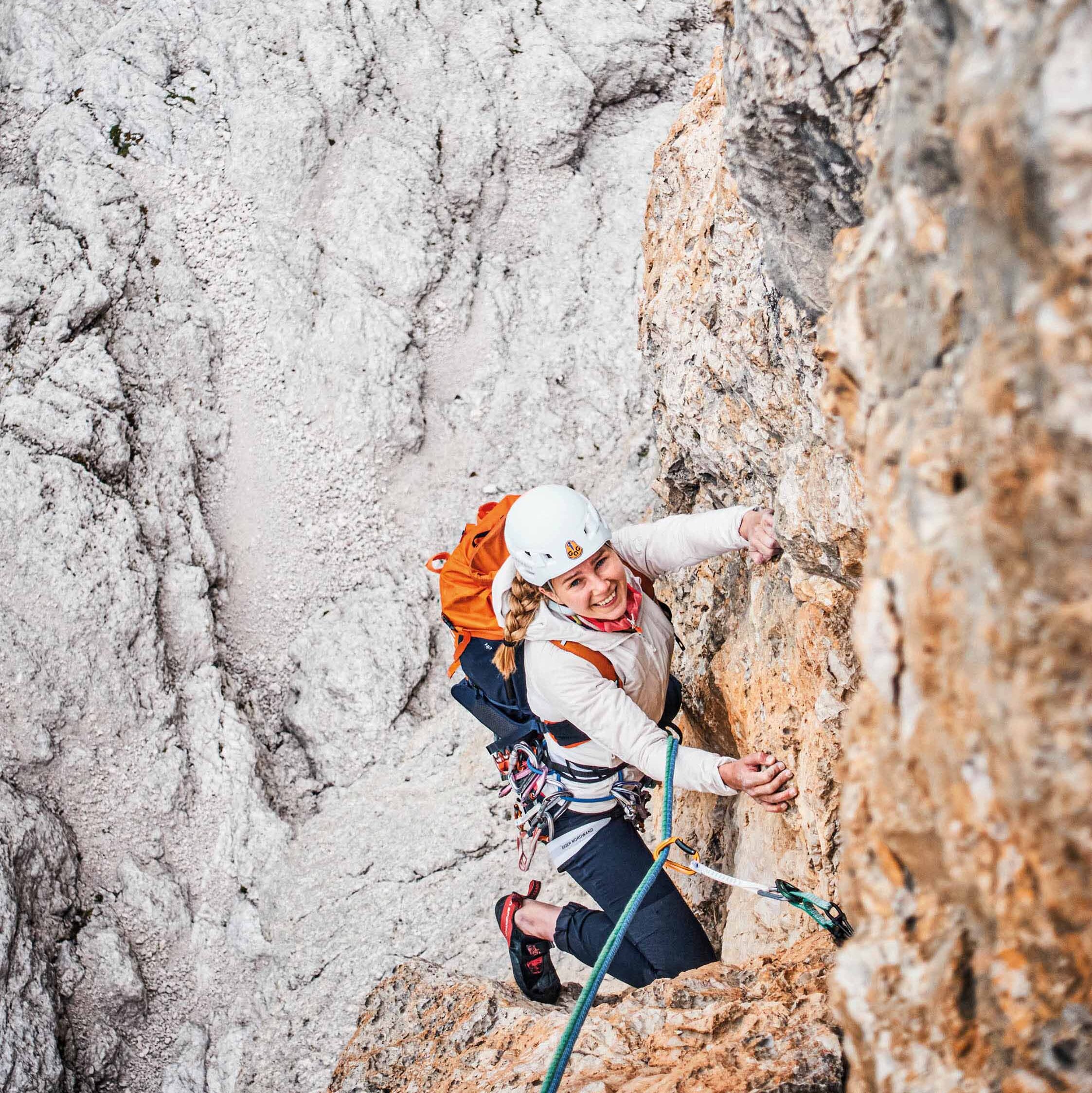 Frau beim Klettern