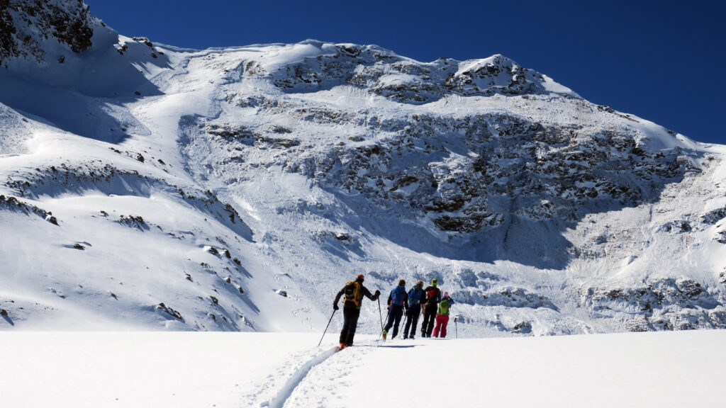 Skitourengruppe Sellrain vor Lawinenhang.