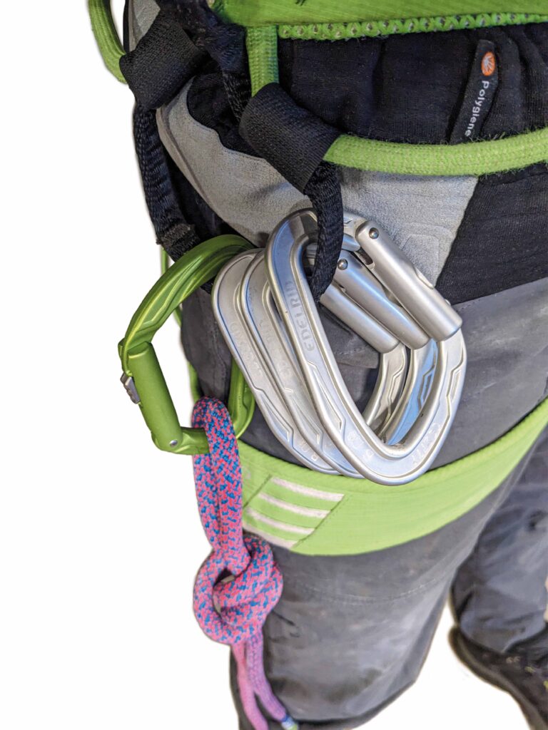 Cache loops are set up using mast casts on snappers. Attached to a high-strength, additional material loop, they also serve as a backup